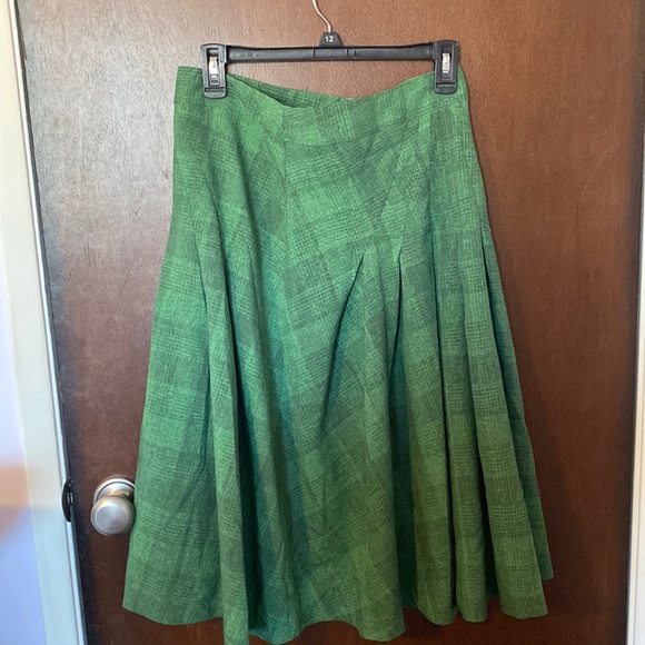 Green plaid retro style skirt. - Picture 2 of 5